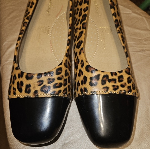 Angel Steps Leopard Print Slip on Flats Woman's Size 11 wide - Picture 3 of 9